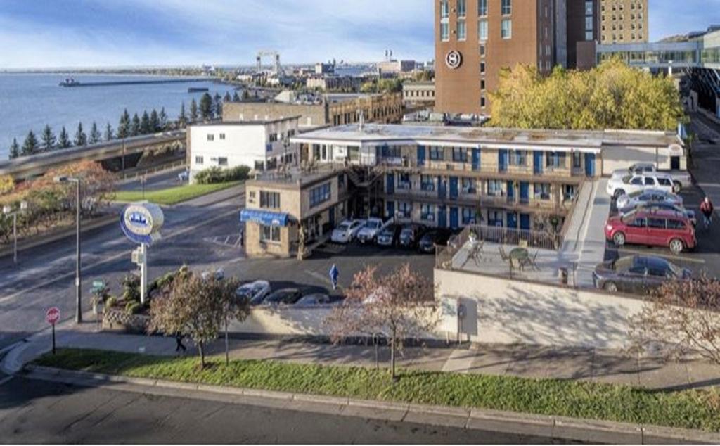 Voyageur Lakewalk Inn Duluth Bagian luar foto