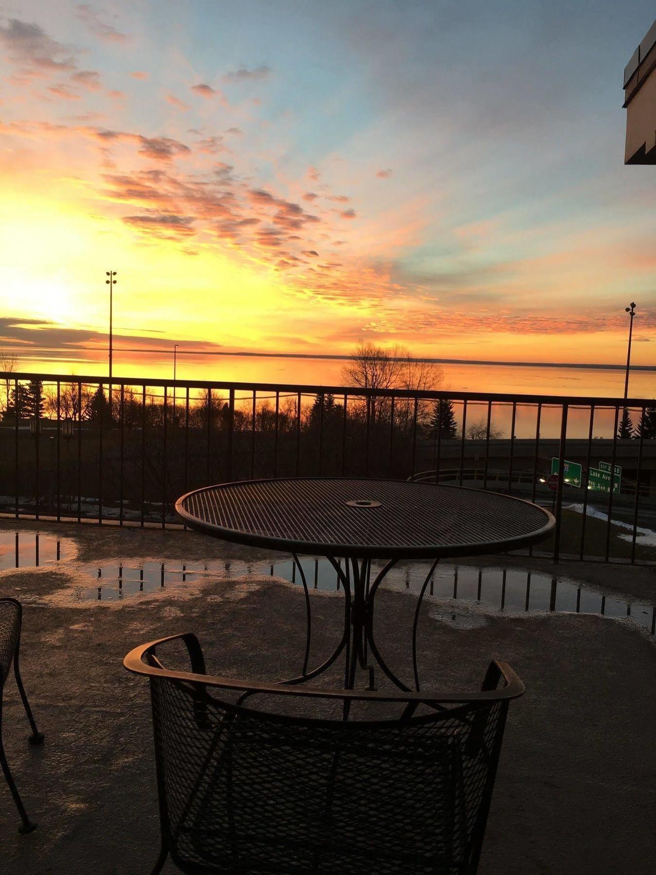 Voyageur Lakewalk Inn Duluth Bagian luar foto